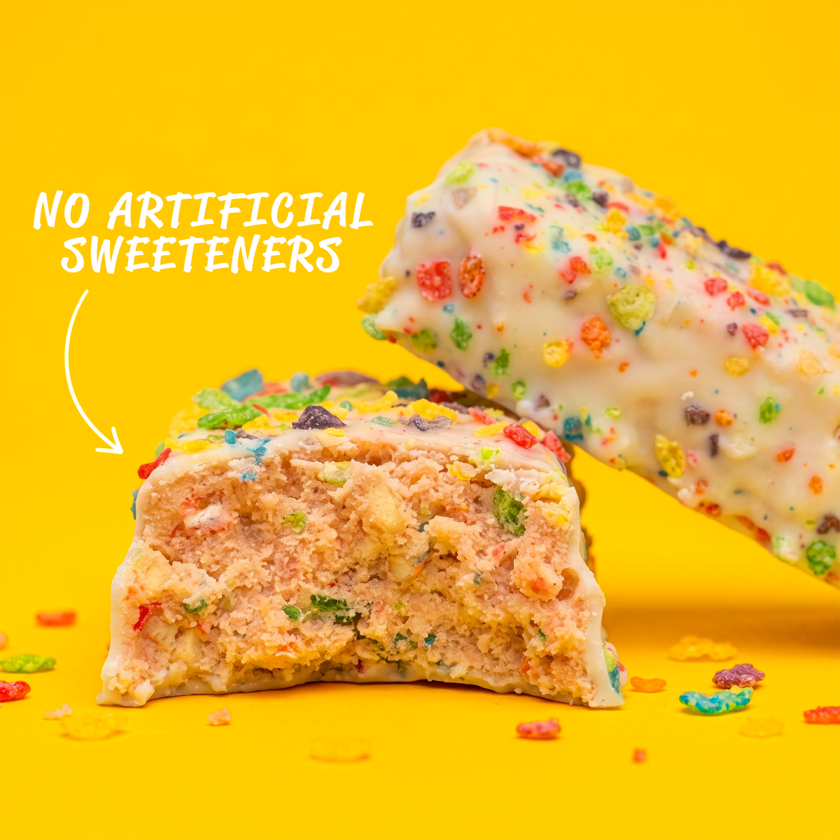 A broken-in-half The Anabar Fruity Cereal Crunch protein bar with an arrow pointing to it and text that reads “No artificial sweeteners.”
